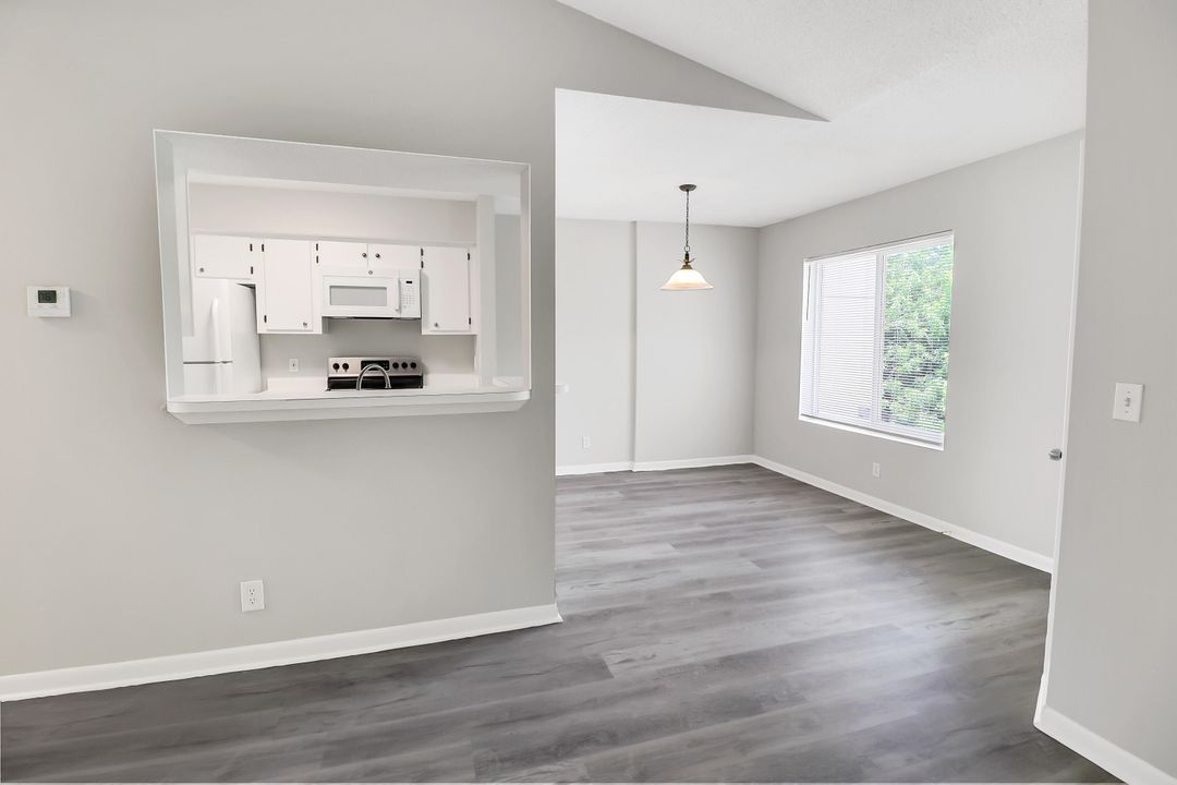 Active With Contract: $159,000 (2 beds, 2 baths, 884 Square Feet)