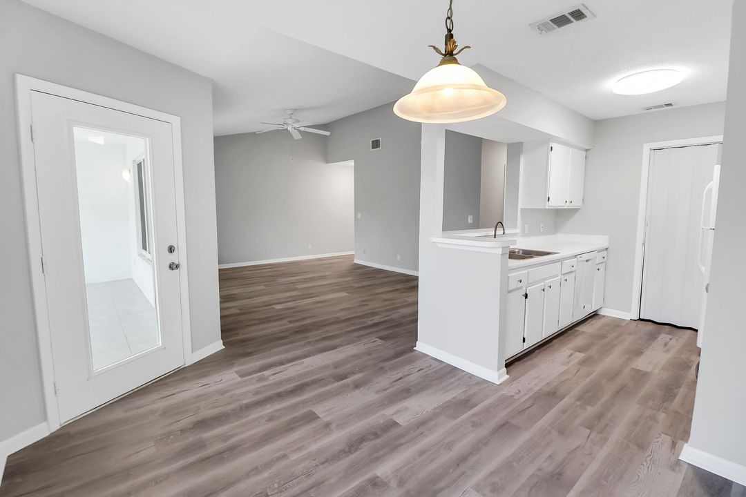 Active With Contract: $159,000 (2 beds, 2 baths, 884 Square Feet)