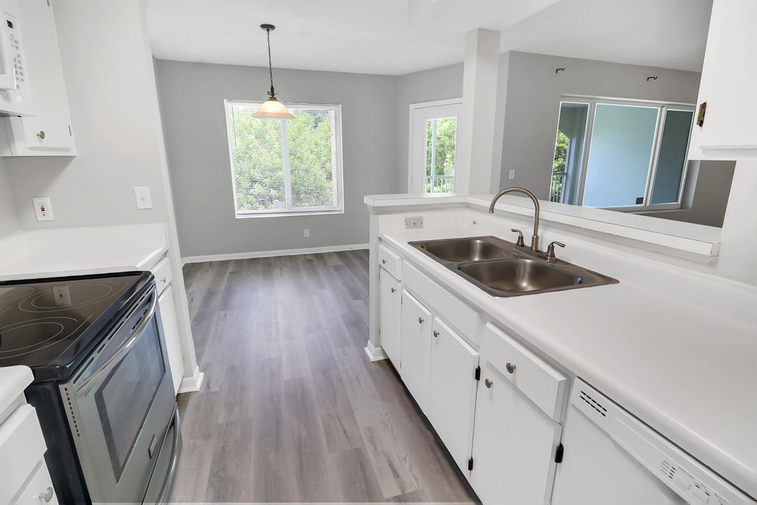 Active With Contract: $159,000 (2 beds, 2 baths, 884 Square Feet)