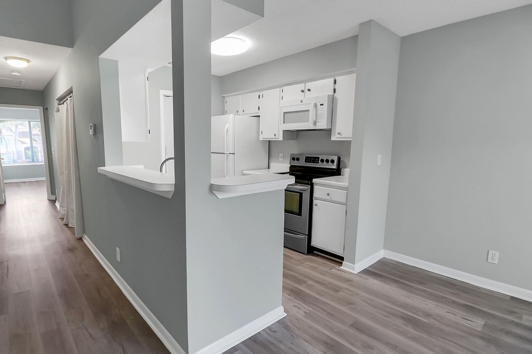 Active With Contract: $159,000 (2 beds, 2 baths, 884 Square Feet)