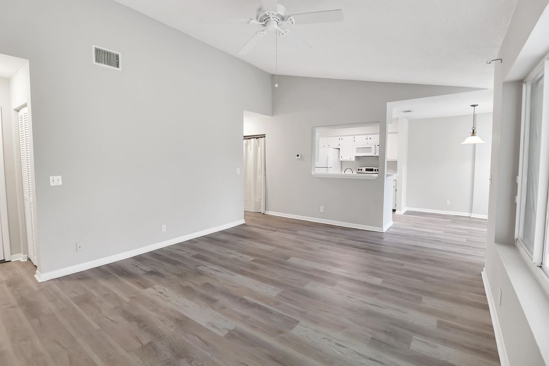 Active With Contract: $159,000 (2 beds, 2 baths, 884 Square Feet)