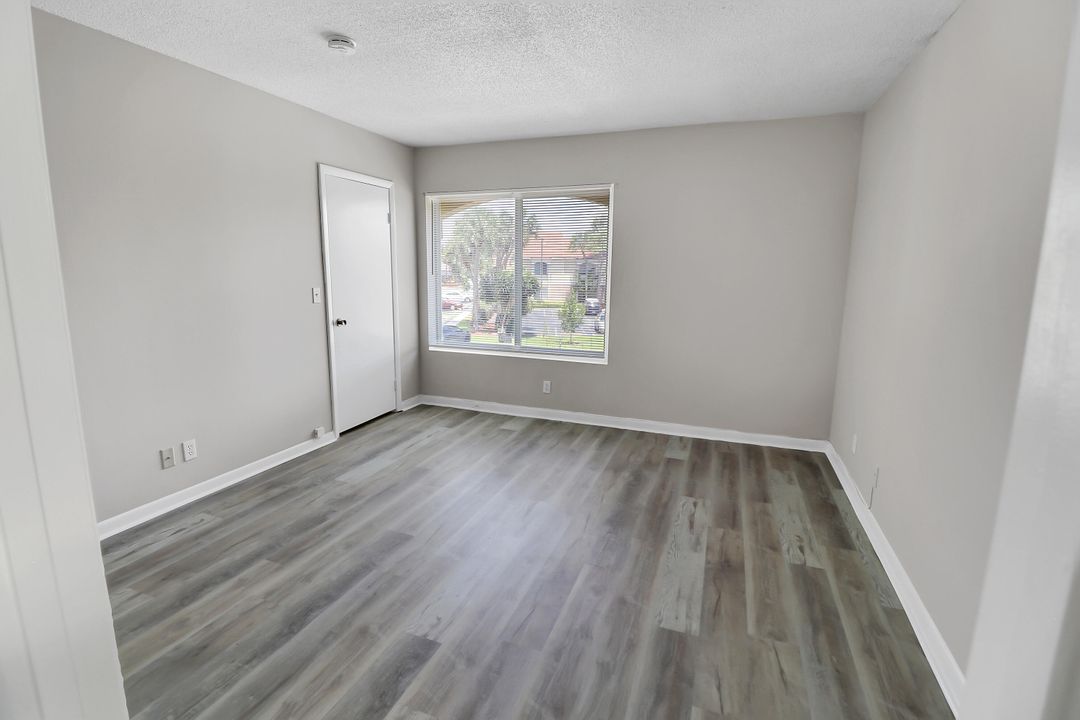 Active With Contract: $159,000 (2 beds, 2 baths, 884 Square Feet)