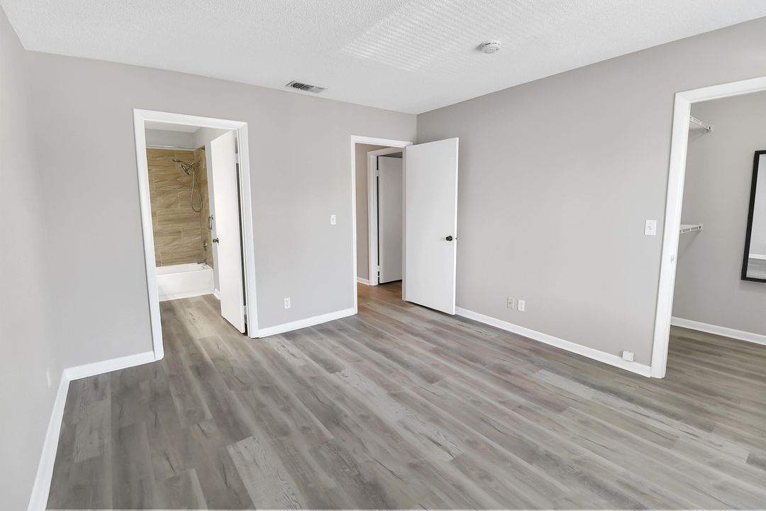 Active With Contract: $159,000 (2 beds, 2 baths, 884 Square Feet)