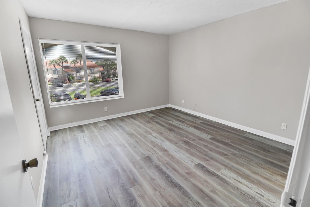 Active With Contract: $159,000 (2 beds, 2 baths, 884 Square Feet)