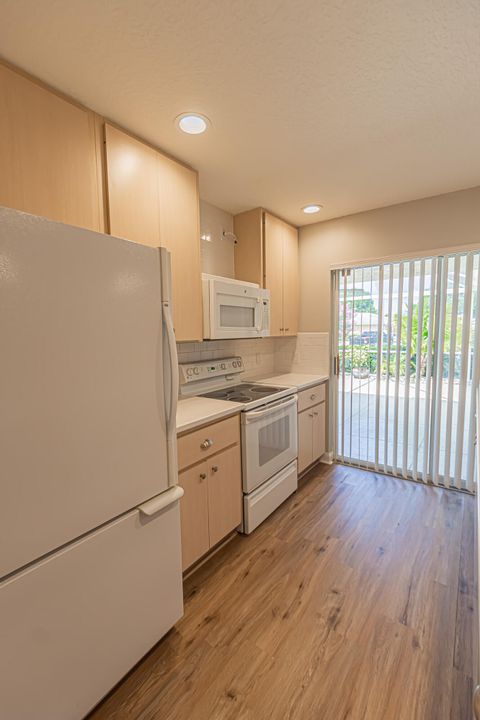 For Sale: $231,000 (2 beds, 2 baths, 1152 Square Feet)