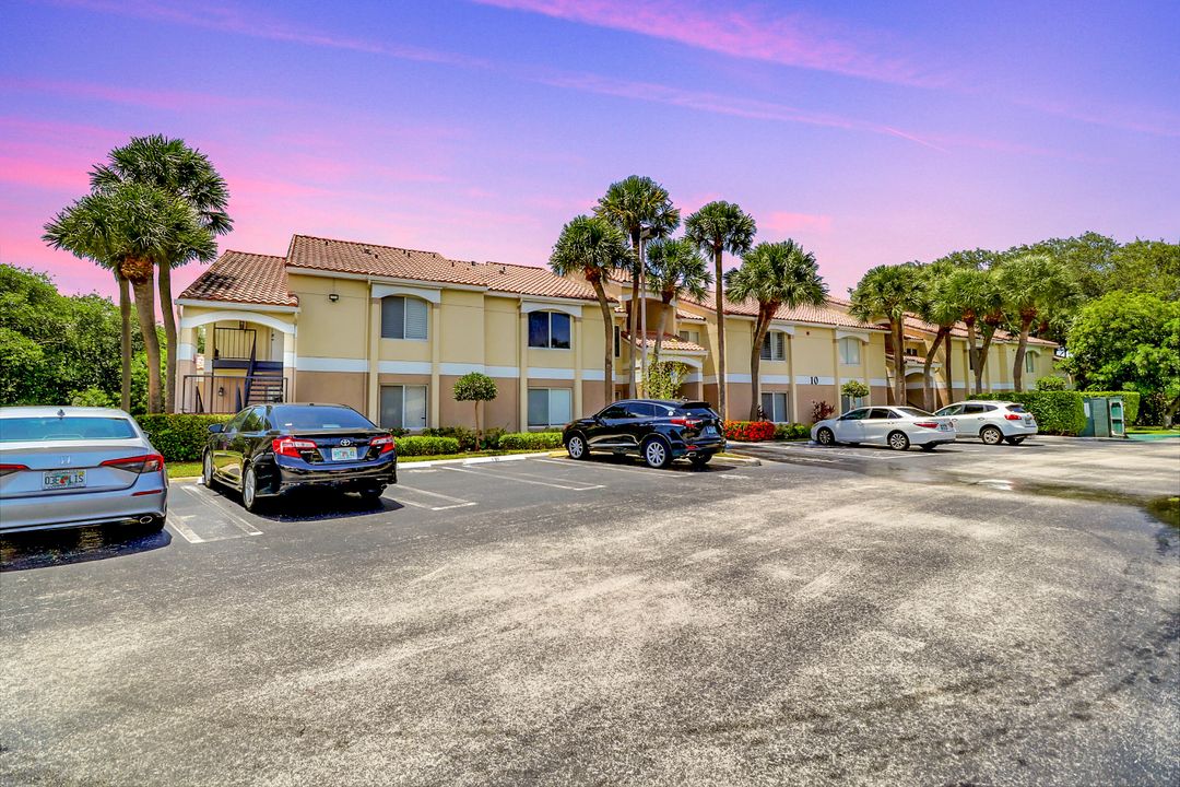 Active With Contract: $159,000 (2 beds, 2 baths, 884 Square Feet)