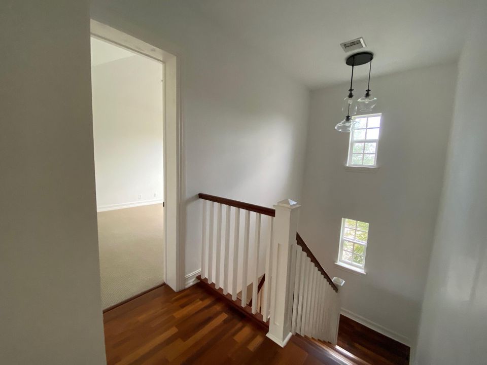 合同活跃: $6,500 (3 贝兹, 3 浴室, 1866 平方英尺)