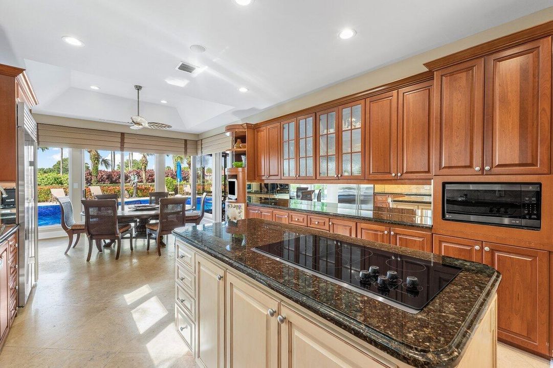 Activo con contrato: $1,999,000 (4 camas, 5 baños, 4517 Pies cuadrados)