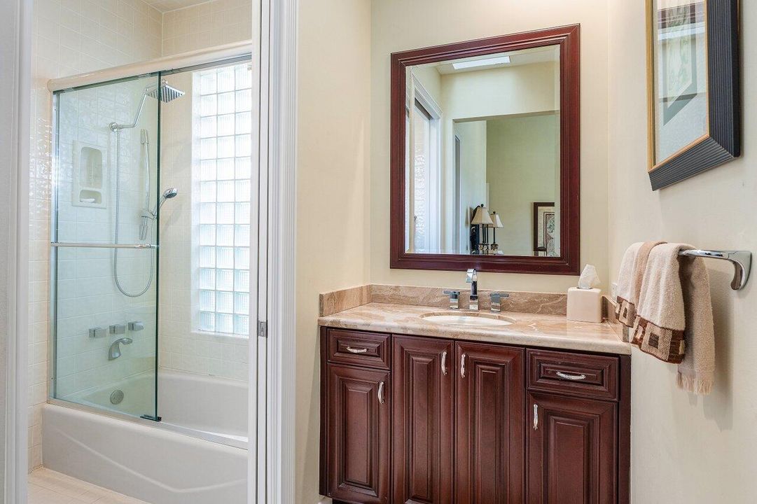 Activo con contrato: $1,999,000 (4 camas, 5 baños, 4517 Pies cuadrados)