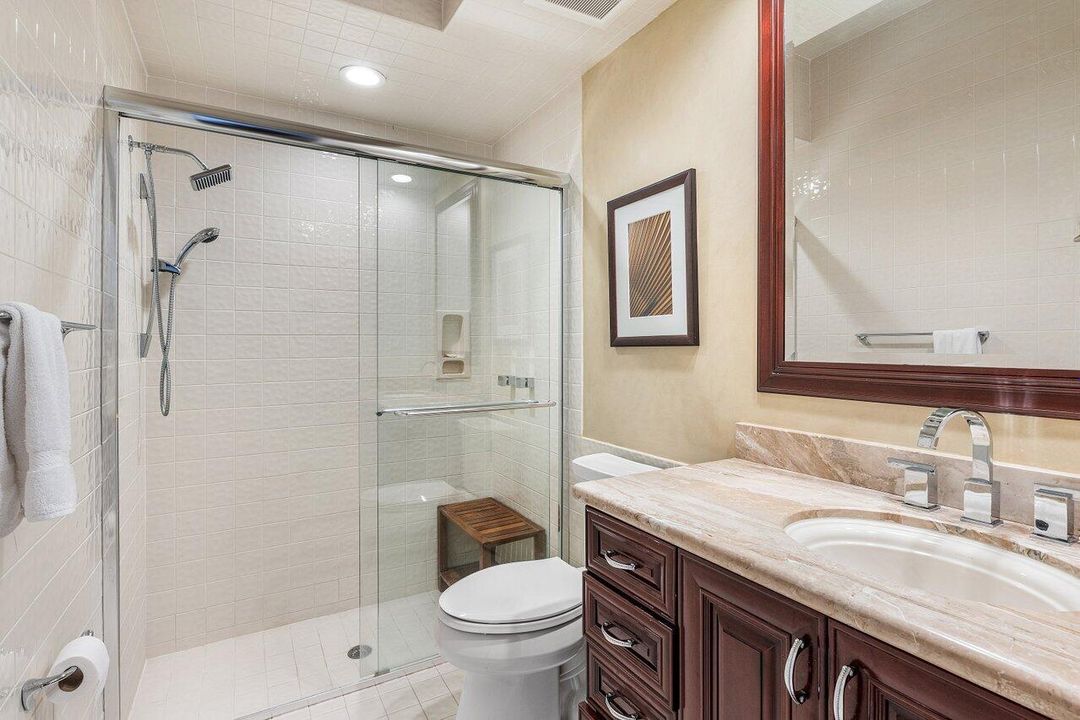 Activo con contrato: $1,999,000 (4 camas, 5 baños, 4517 Pies cuadrados)