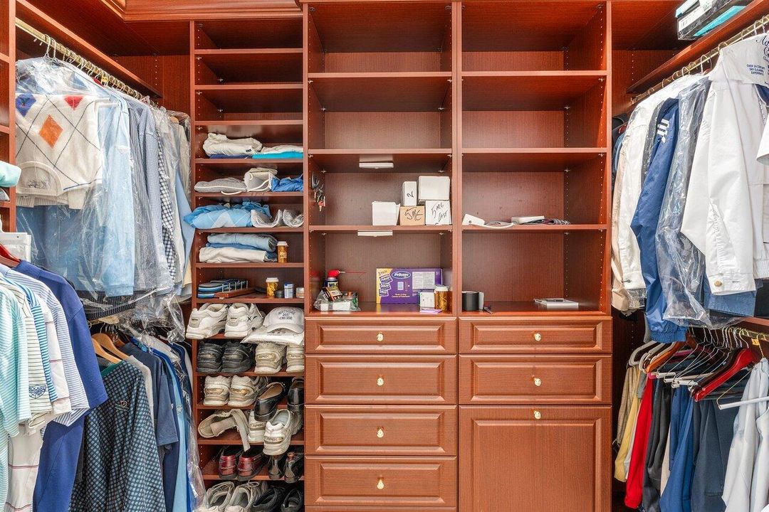 Activo con contrato: $1,999,000 (4 camas, 5 baños, 4517 Pies cuadrados)