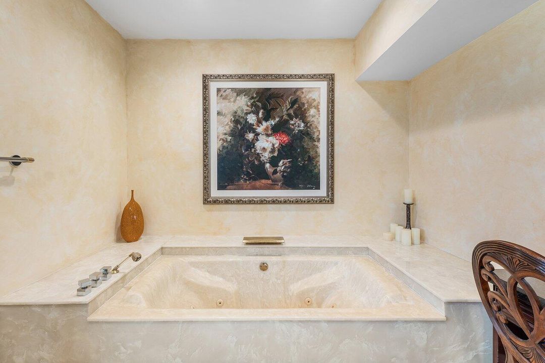 Activo con contrato: $1,999,000 (4 camas, 5 baños, 4517 Pies cuadrados)