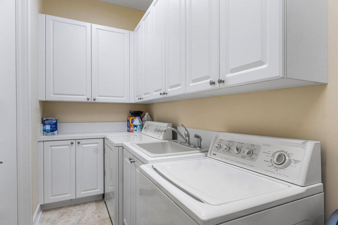 Activo con contrato: $1,999,000 (4 camas, 5 baños, 4517 Pies cuadrados)