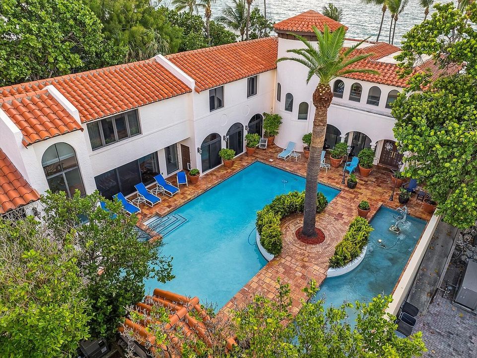 出租: $45,000 (5 贝兹, 6 浴室, 6006 平方英尺)