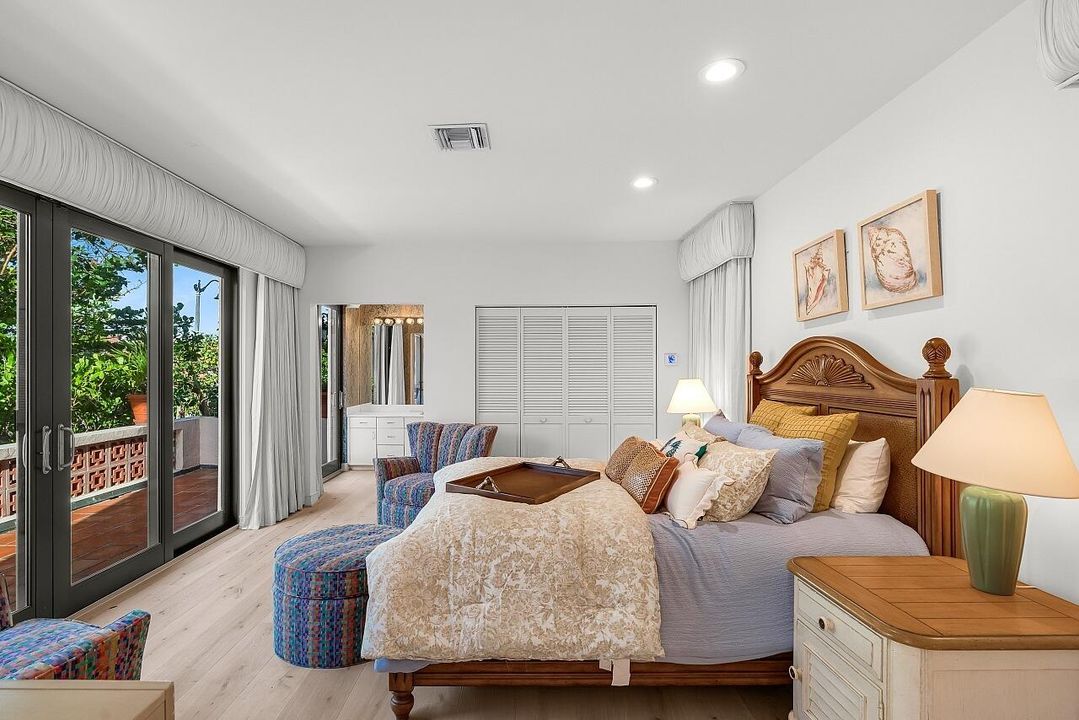 出租: $45,000 (5 贝兹, 6 浴室, 6006 平方英尺)