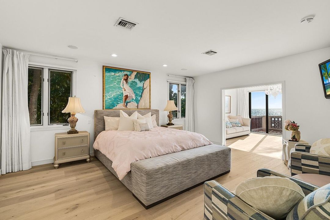 出租: $45,000 (5 贝兹, 6 浴室, 6006 平方英尺)