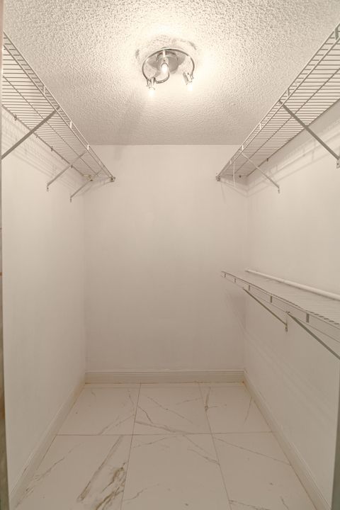 For Sale: $270,000 (2 beds, 2 baths, 1374 Square Feet)