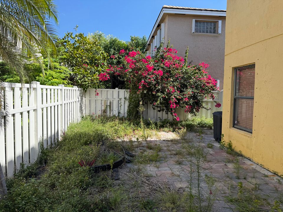 合同活跃: $515,000 (3 贝兹, 2 浴室, 1639 平方英尺)