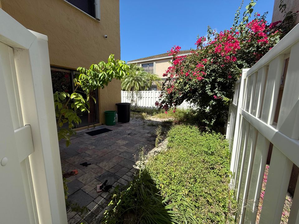 合同活跃: $515,000 (3 贝兹, 2 浴室, 1639 平方英尺)