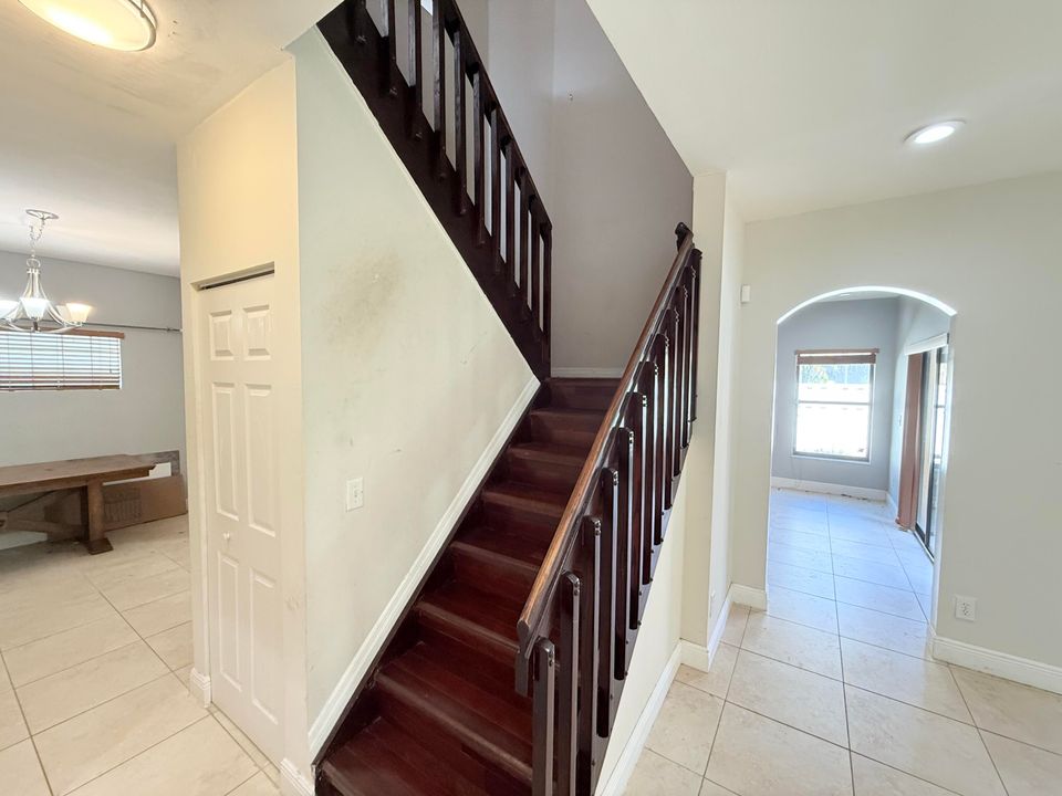 合同活跃: $515,000 (3 贝兹, 2 浴室, 1639 平方英尺)