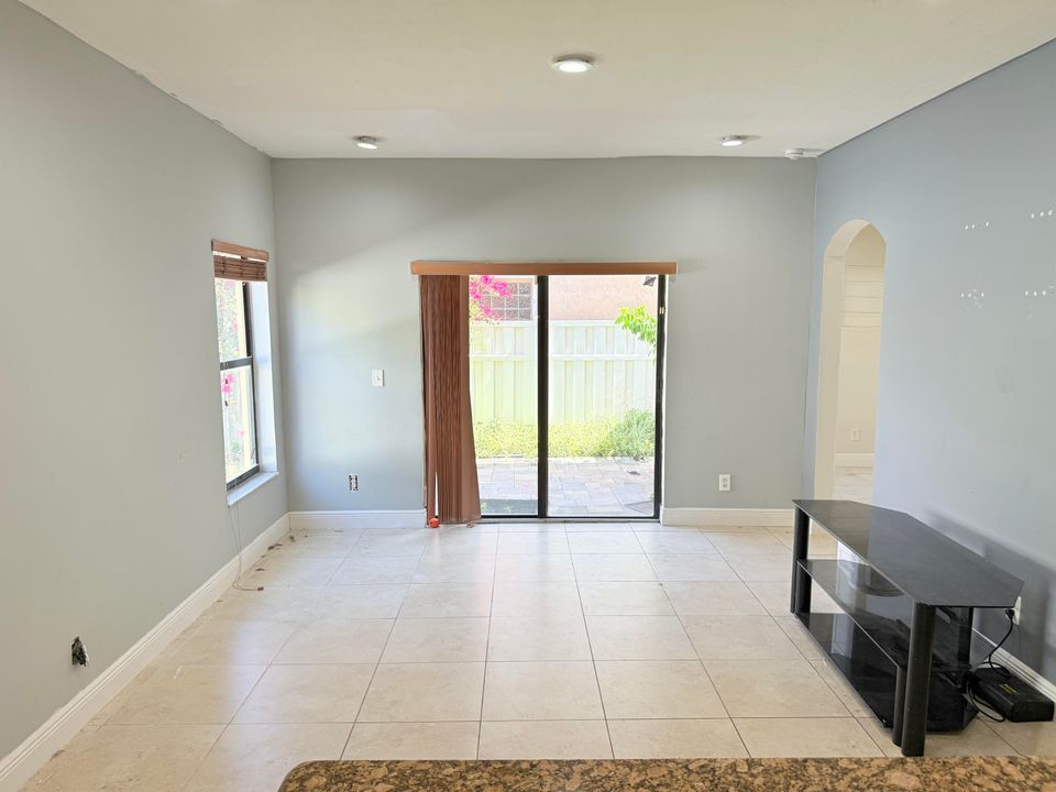 合同活跃: $515,000 (3 贝兹, 2 浴室, 1639 平方英尺)