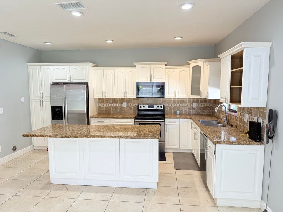 合同活跃: $515,000 (3 贝兹, 2 浴室, 1639 平方英尺)