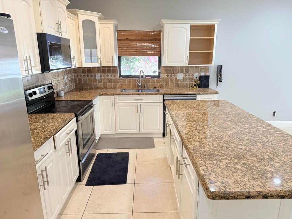 合同活跃: $515,000 (3 贝兹, 2 浴室, 1639 平方英尺)