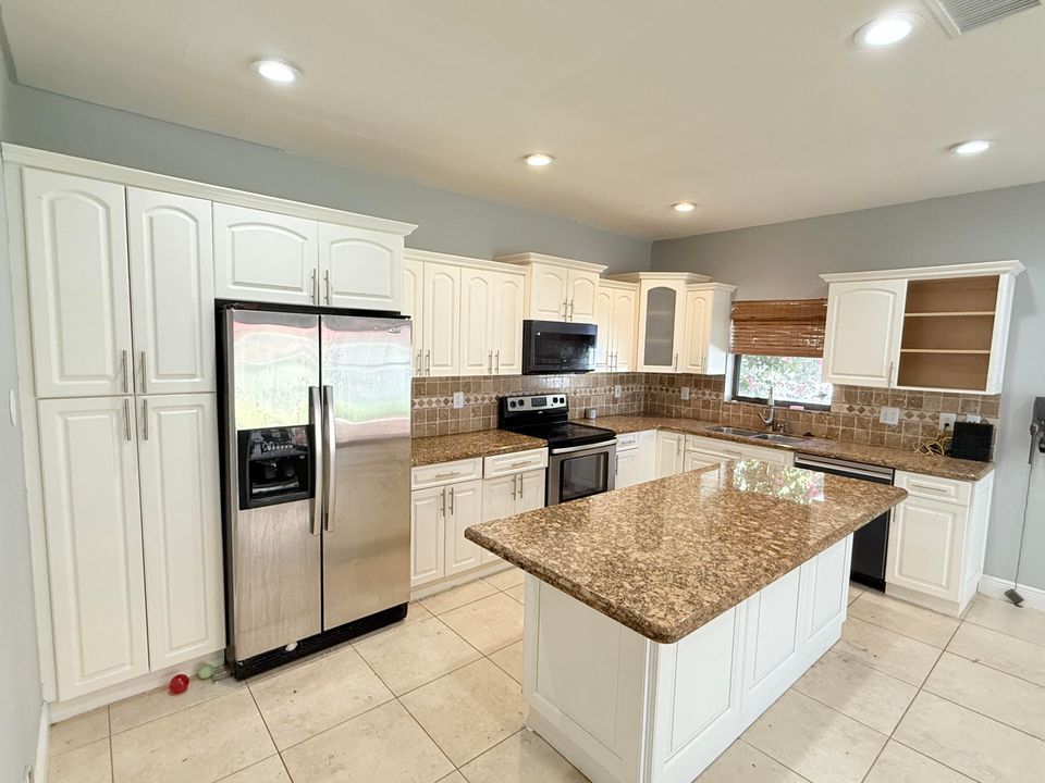 合同活跃: $515,000 (3 贝兹, 2 浴室, 1639 平方英尺)