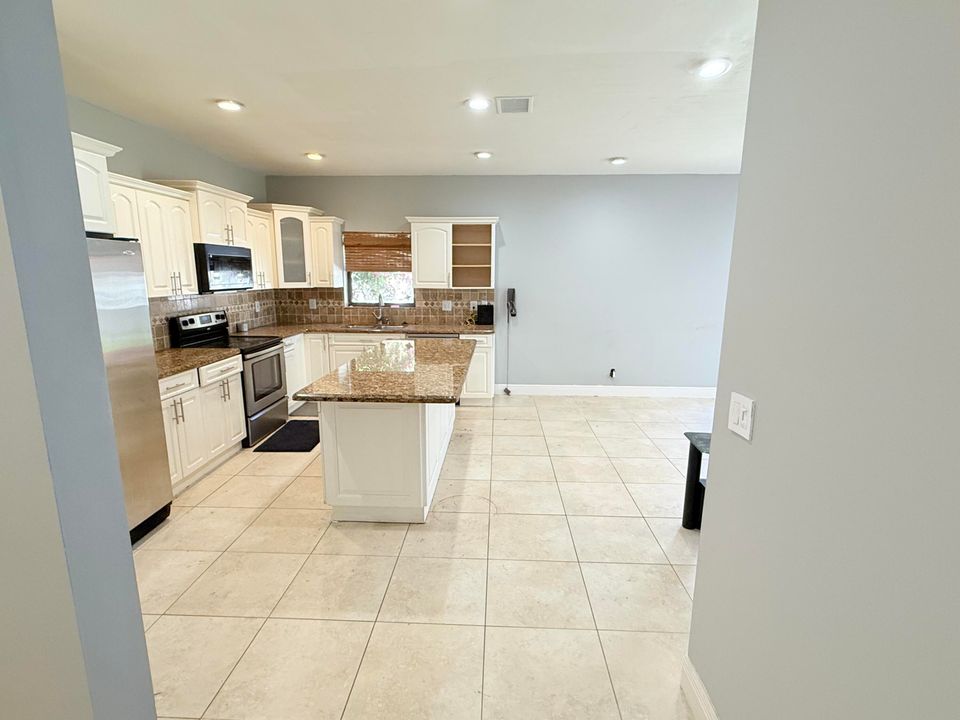 合同活跃: $515,000 (3 贝兹, 2 浴室, 1639 平方英尺)