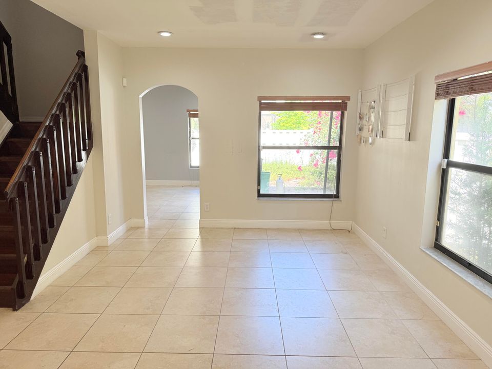 合同活跃: $515,000 (3 贝兹, 2 浴室, 1639 平方英尺)