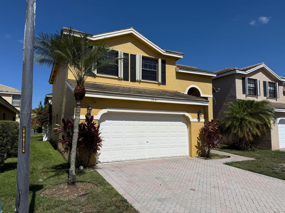 合同活跃: $515,000 (3 贝兹, 2 浴室, 1639 平方英尺)