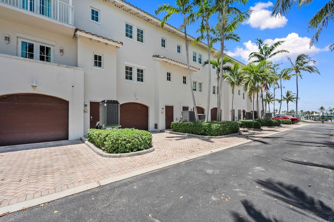 For Sale: $764,900 (3 beds, 3 baths, 1517 Square Feet)