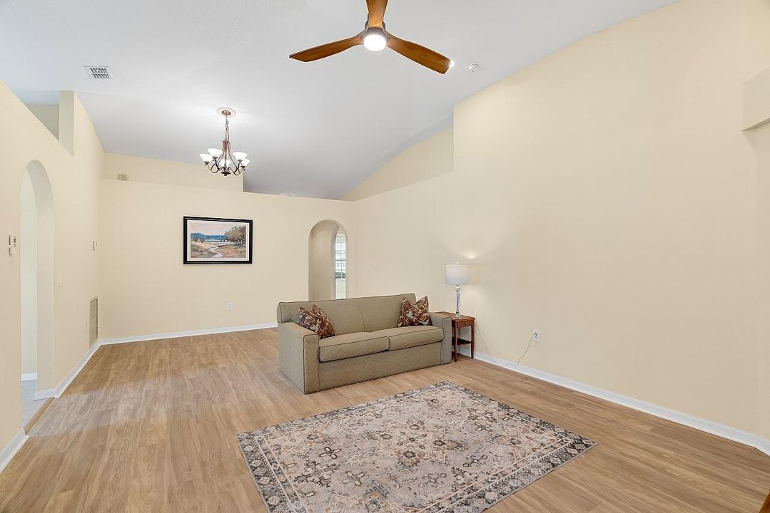 Activo con contrato: $375,000 (4 camas, 2 baños, 1863 Pies cuadrados)