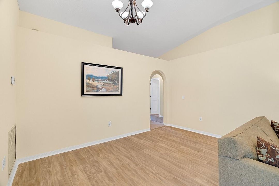 Activo con contrato: $375,000 (4 camas, 2 baños, 1863 Pies cuadrados)