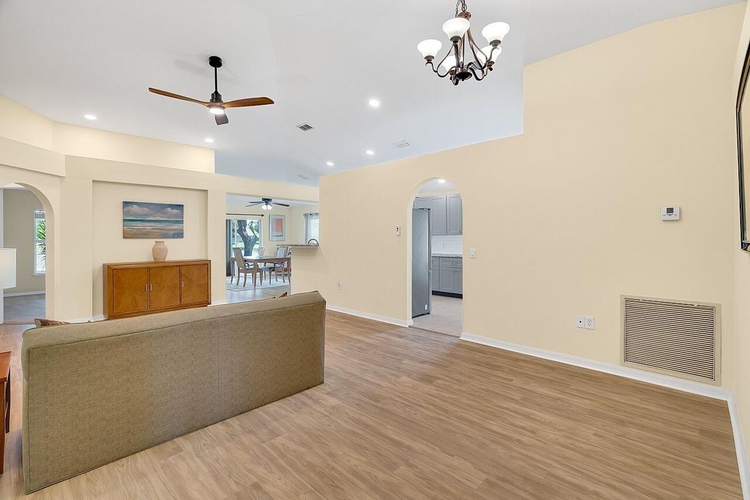 Activo con contrato: $375,000 (4 camas, 2 baños, 1863 Pies cuadrados)