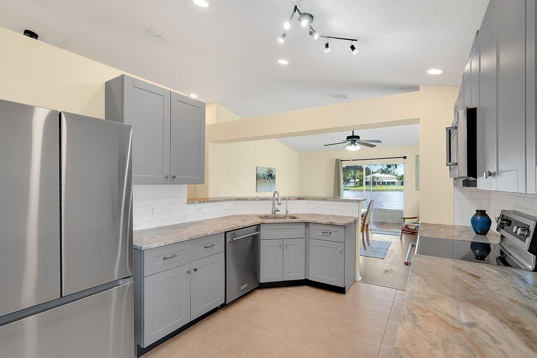 Activo con contrato: $375,000 (4 camas, 2 baños, 1863 Pies cuadrados)