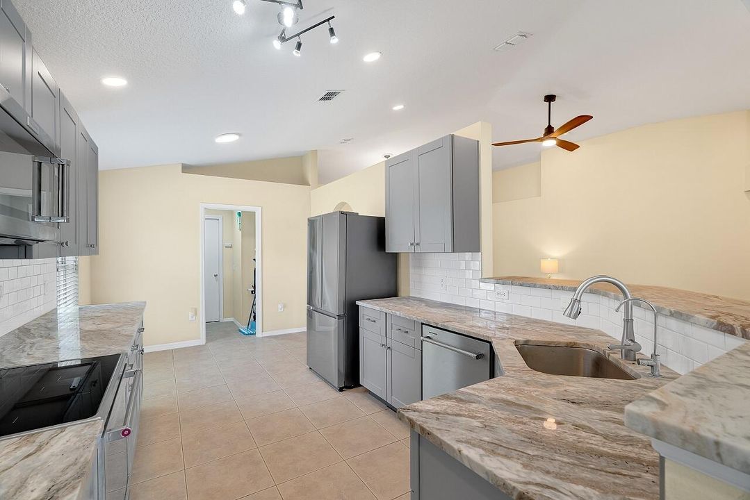 Activo con contrato: $375,000 (4 camas, 2 baños, 1863 Pies cuadrados)