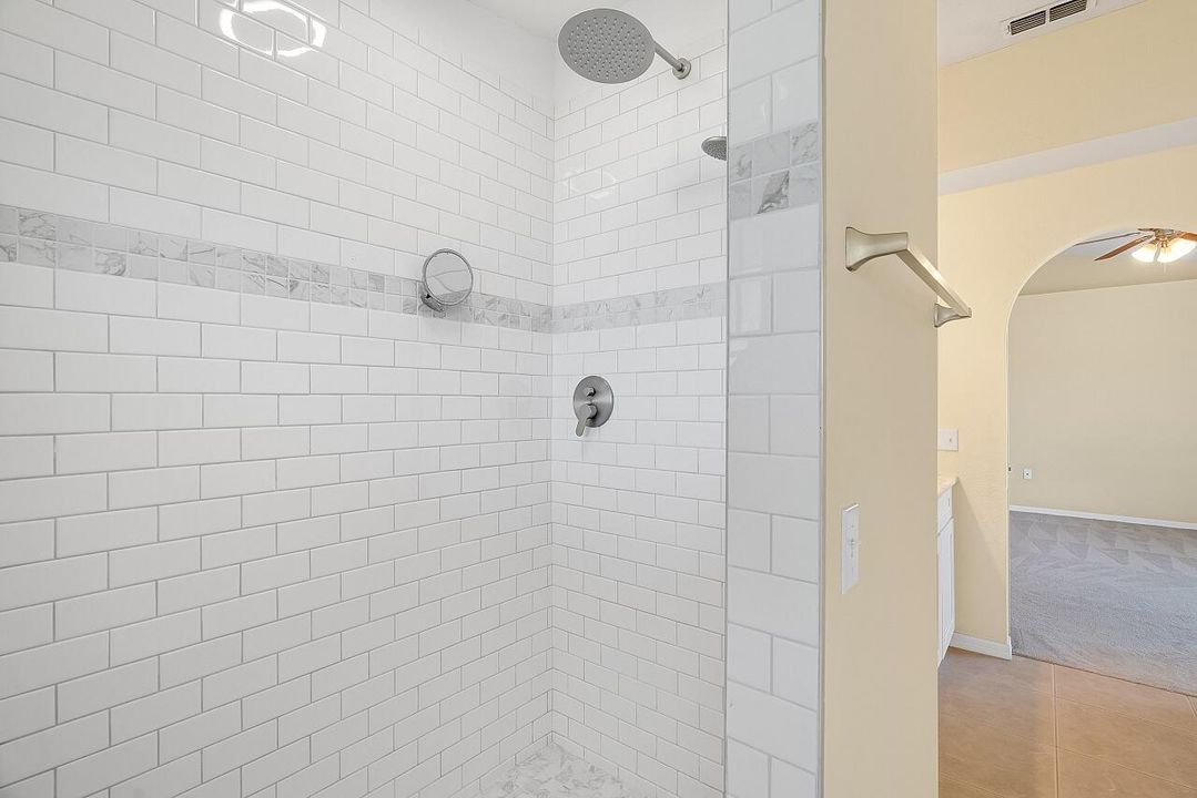 Activo con contrato: $375,000 (4 camas, 2 baños, 1863 Pies cuadrados)