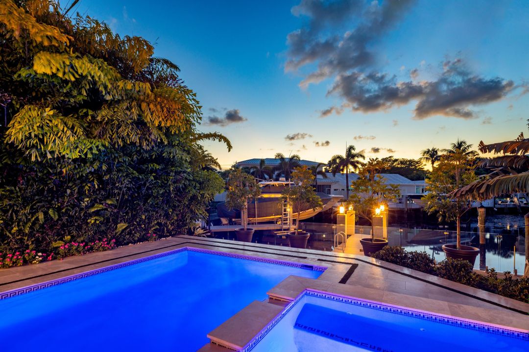 Под контрактом: $5,750,000 (5 спален, 7 ванн, 6051 Квадратных фут)