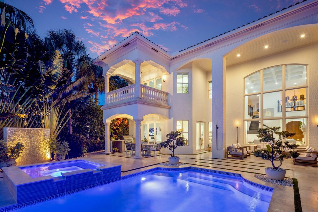 Под контрактом: $5,750,000 (5 спален, 7 ванн, 6051 Квадратных фут)