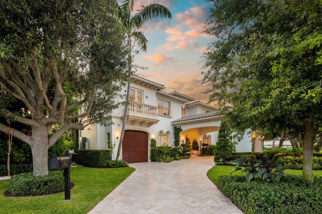 Под контрактом: $5,750,000 (5 спален, 7 ванн, 6051 Квадратных фут)