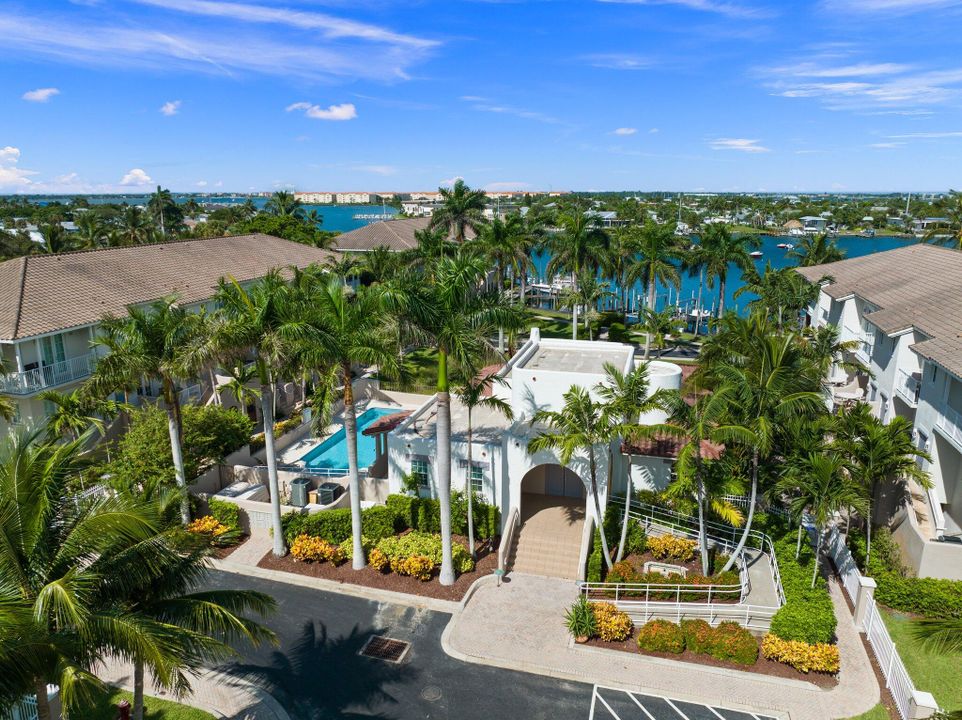 For Sale: $764,900 (3 beds, 3 baths, 1517 Square Feet)