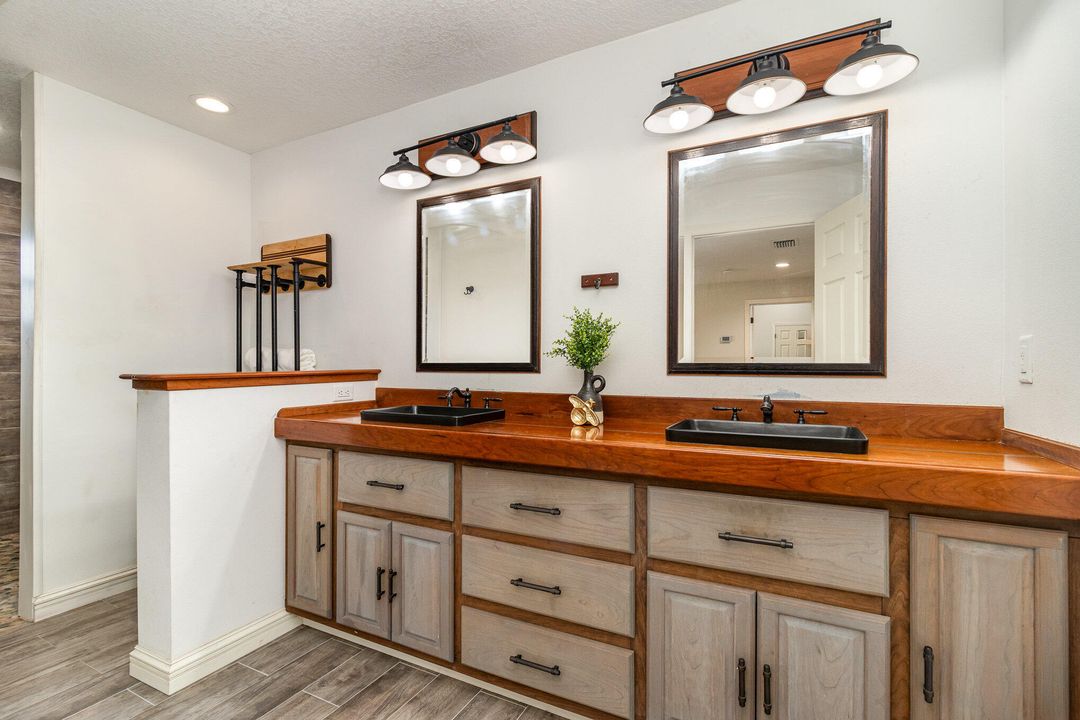 Active With Contract: $350,000 (4 beds, 3 baths, 2184 Square Feet)