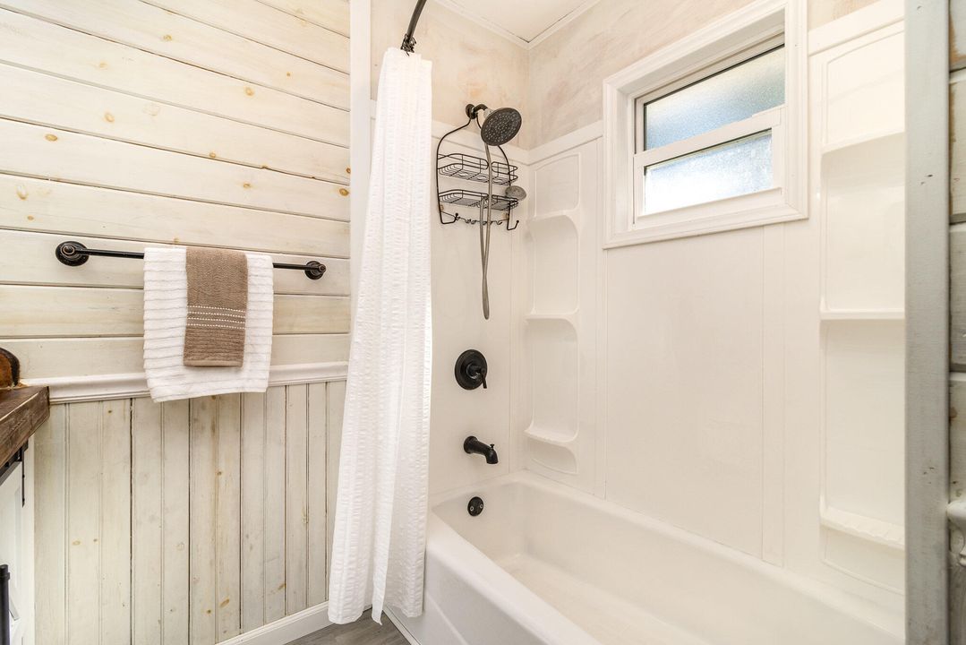 Active With Contract: $350,000 (4 beds, 3 baths, 2184 Square Feet)