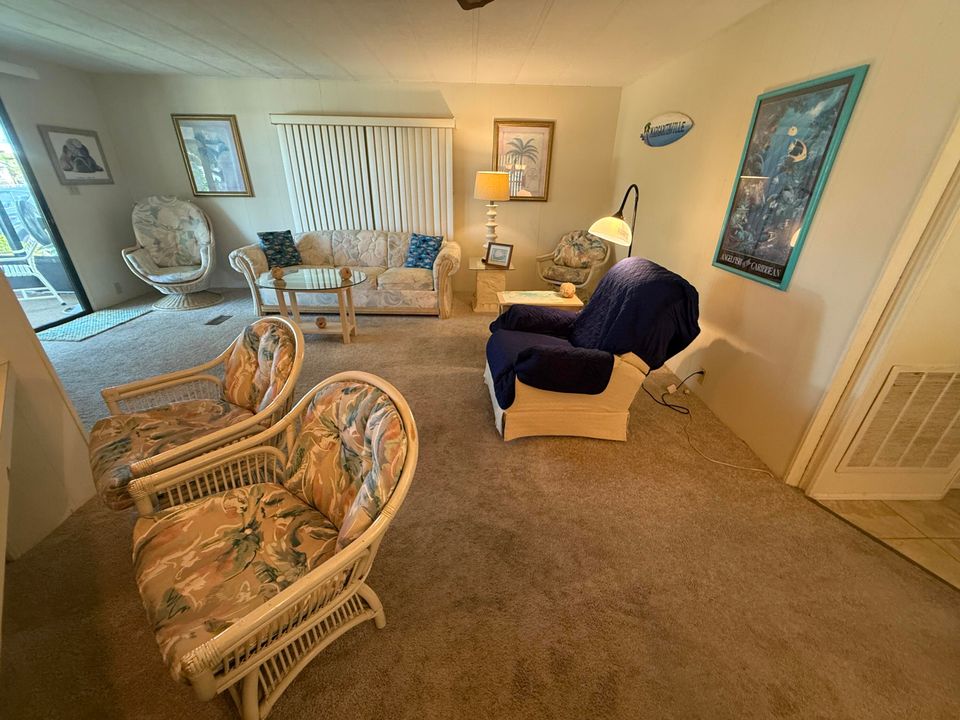 For Sale: $179,000 (2 beds, 2 baths, 960 Square Feet)