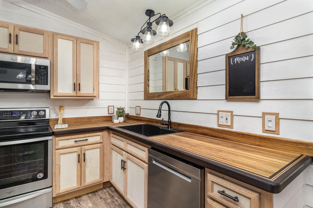 Active With Contract: $375,000 (4 beds, 3 baths, 2184 Square Feet)