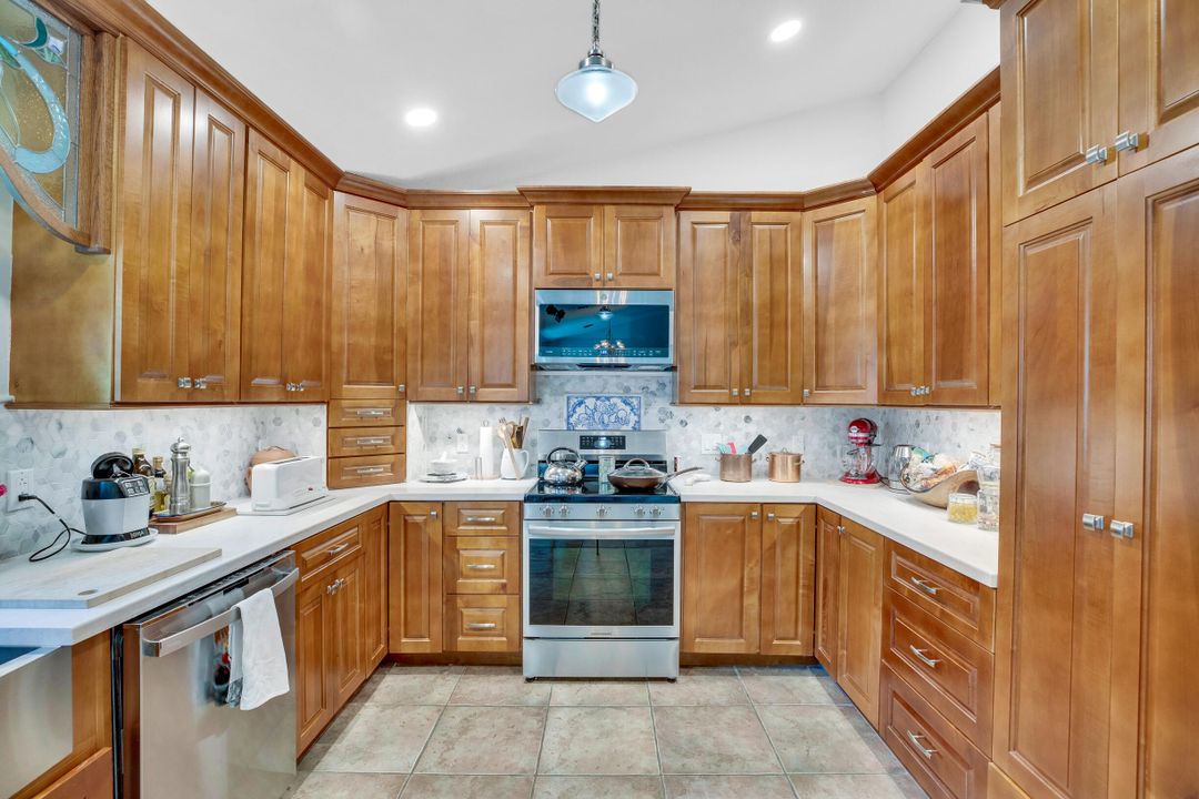 En Venta: $850,000 (3 camas, 2 baños, 2468 Pies cuadrados)