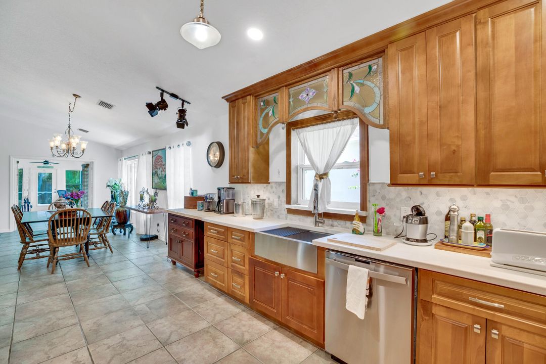 En Venta: $850,000 (3 camas, 2 baños, 2468 Pies cuadrados)