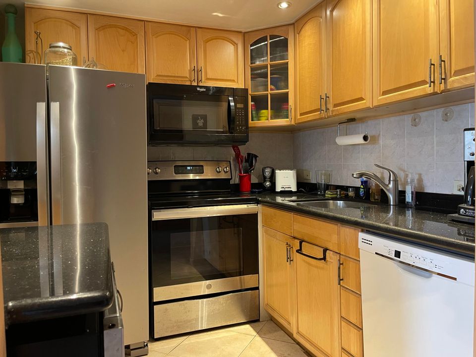 待售: $97,500 (1 贝兹, 1 浴室, 806 平方英尺)