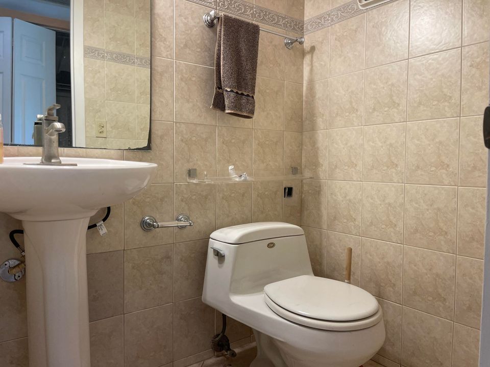 待售: $97,500 (1 贝兹, 1 浴室, 806 平方英尺)